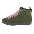 Sneaker alta in camoscio verde con lacci rosa