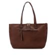 Borsa shopper marrone con borchie e fibbia