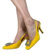 Sandalo in raso giallo con pietre e slingback