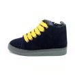 Sneaker alta in camoscio blu con lacci gialli