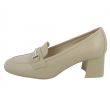 Mocassino in pelle beige con tacco medio