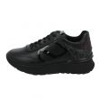 Sneaker in pelle nera con loghi sul tallone