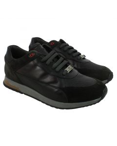 Sneaker in pelle nera con imbottiture